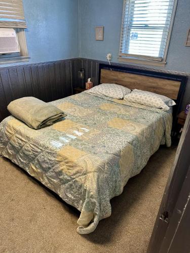 a bedroom with two beds and a window and a bedskirtspectspectspectspects at Afternoon checkout in Moorhead