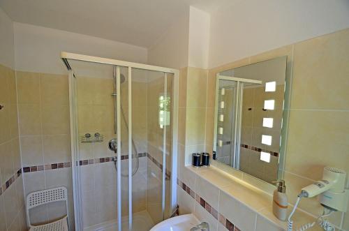a bathroom with a shower and a toilet and a sink at Bella Casa 34 - Strandblick in Juliusruh
