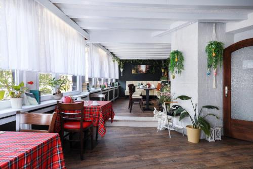 a restaurant with tables and chairs in a room at Hotel Schloßschenke in Idar-Oberstein