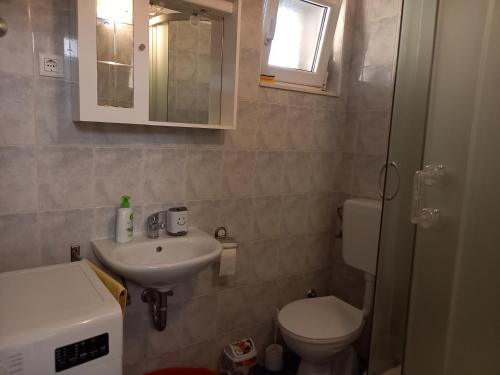 a small bathroom with a sink and a toilet at Hilly house - Vis in Vis