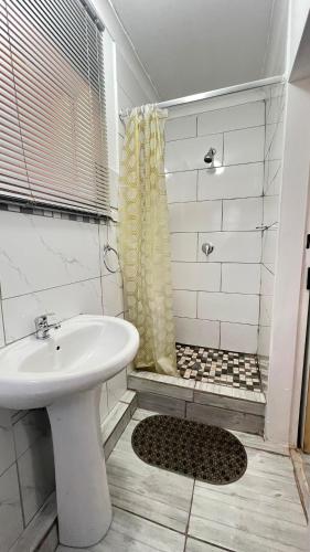 a bathroom with a sink and a shower at KaChichima in Springs
