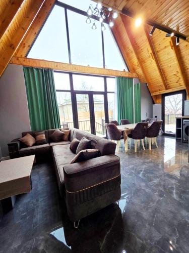 a large living room with a couch and a table at U seymura qecres in Qǝçrǝş
