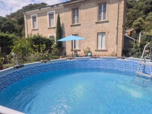 a swimming pool with a chair in front of a building at Rhône Studio avec terrace parking privé in Viviers
