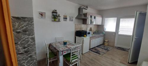 eine kleine Küche mit einem Tisch und einer Arbeitsplatte in der Unterkunft Azalea in Prilep