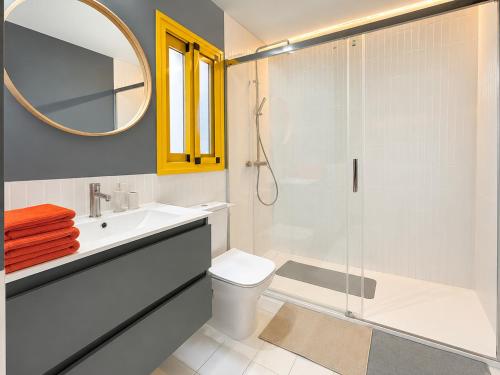 a bathroom with a sink toilet and a shower at Casa Soleá- a dos min de la playa in Castell de Ferro