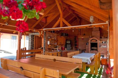 a room with a kitchen with a table and benches at Pensiune Borsa in Borşa