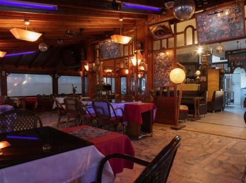 a restaurant with tables and chairs in a room at Doruk Hotel in Tıraça