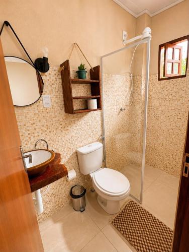 a bathroom with a toilet and a sink and a shower at Reserva do Bosque Hospedaria e Natureza in Ibicoara