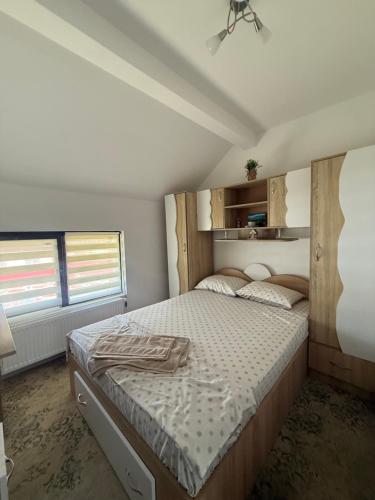 a bedroom with a large bed in a room at Vila MaeStar in Curtea de Argeş
