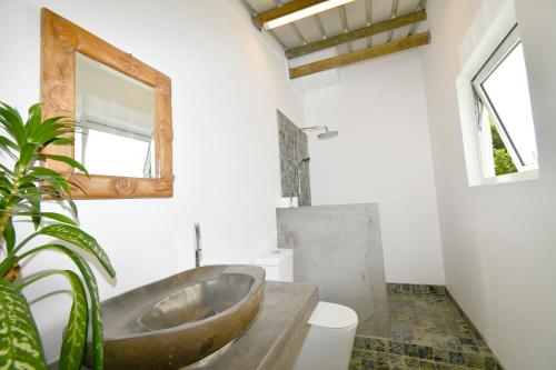 a bathroom with a wooden sink and a mirror at Villa Philibert in Riambel