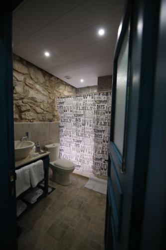 ein Badezimmer mit Toilette und Waschbecken in der Unterkunft Bmehrine The Inn in Byblos