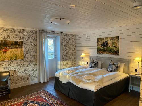 a bedroom with a large bed in a room at Ulkeröds Gård in Hedekas