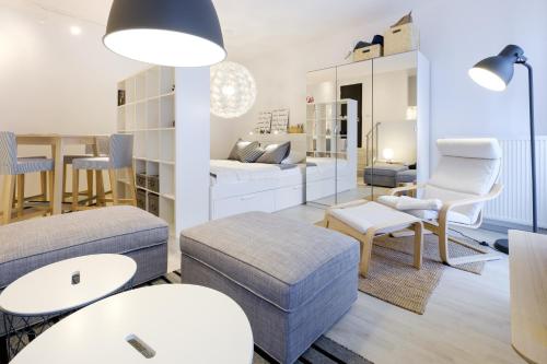 - un salon avec un canapé et une table dans l'établissement Apartments Bastova, Stela & Mia Apartments, à Bratislava