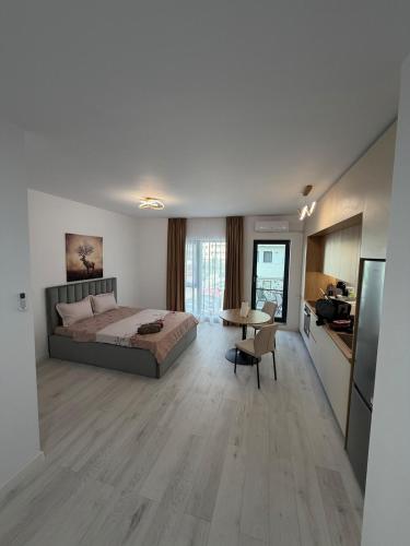 a bedroom with a bed and a table in a room at Apartament in Ploiesti in Ploieşti