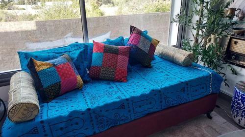 a couch with pillows on it in a window at L'Appartement La Roche Élégance et confort in Banzart