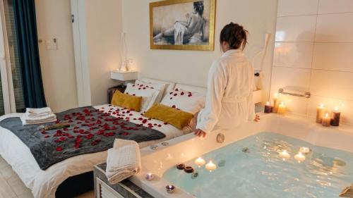 Private Suite Jacuzzi near Acropolis & 2 min to metro