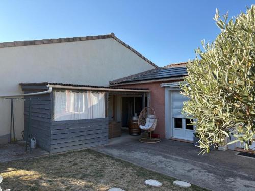 Maison avec piscine à proximité de la cité
