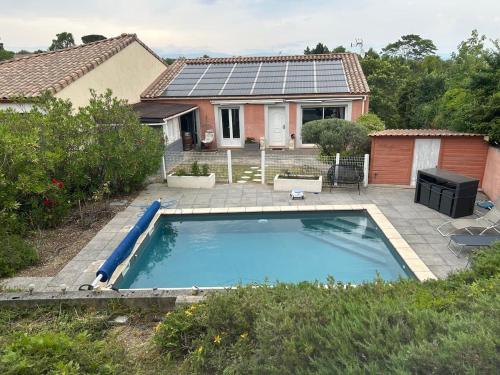 Maison avec piscine à proximité de la cité