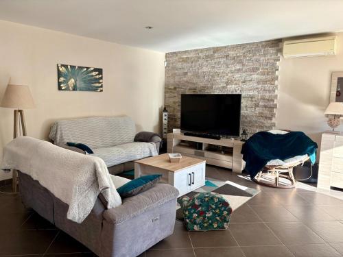 Maison avec piscine à proximité de la cité
