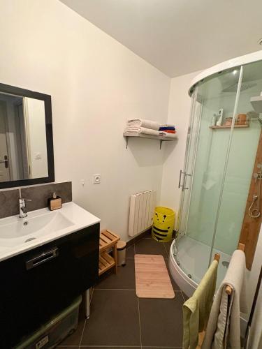 Maison avec piscine à proximité de la cité