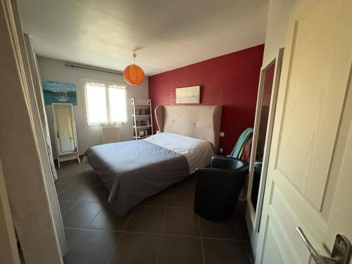 Maison avec piscine à proximité de la cité