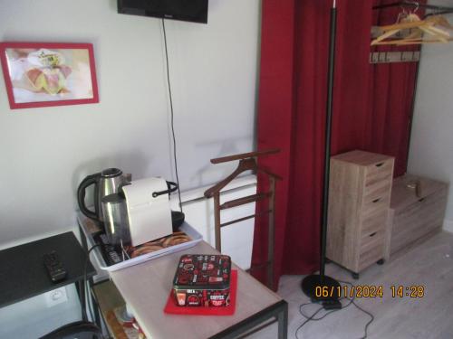 a room with a sewing machine on a table at porte de sologne in Neuvy-sur-Barangeon