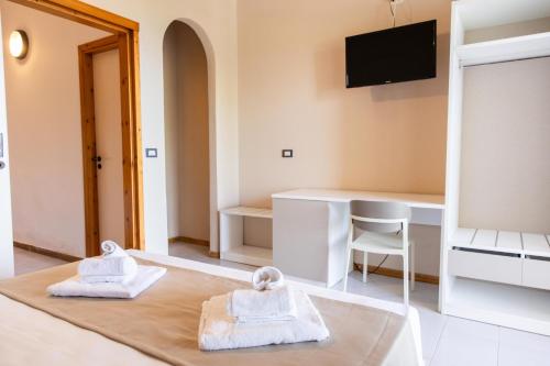 a living room with two towels on a table at Cala Petrosa Resort in Parghelia
