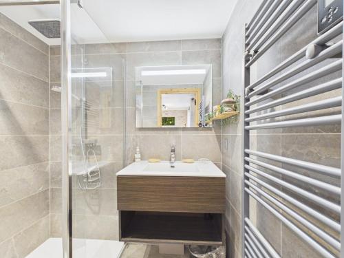 Moderne appartement 4 pers avec balcon sud, parking et WiFi - à 200m des pistes et navette