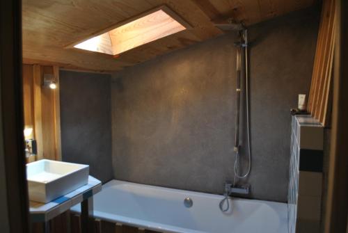 Ein Badezimmer in der Unterkunft Refuge de Campagne "la Grange à Mémé "