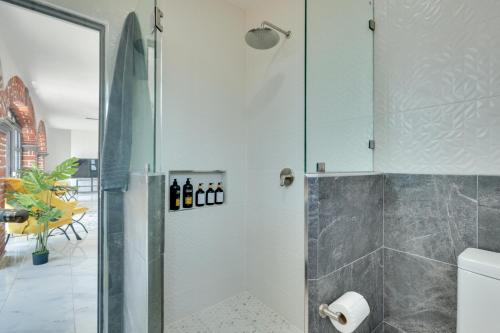 un bagno con doccia con porta in vetro di Stylish & Spacious Unit w/ Deck in Cuernavaca a Cuernavaca