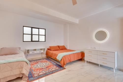 una camera da letto con due letti, una cassettiera e uno specchio di Stylish & Spacious Unit w/ Deck in Cuernavaca a Cuernavaca