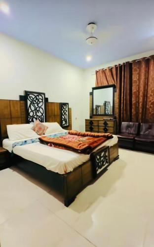 a bedroom with a large bed and a mirror at Pine view Hotel Tranna Balakot in Hassa