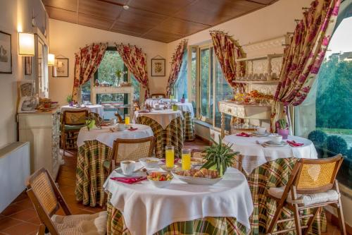 Resort La Rocchetta tesisinde bir restoran veya yemek mekanı