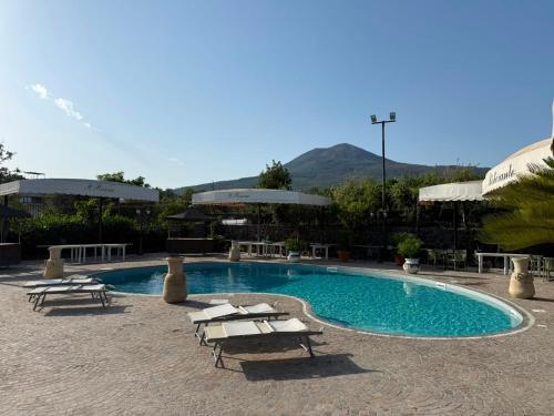 a swimming pool with lounge chairs and a resort at Hotel il Rosone in Trecase