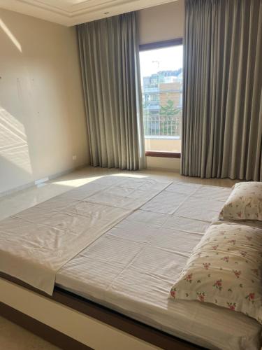 a large bed in a bedroom with a window at Luxury Executive Homestay in Jāmb