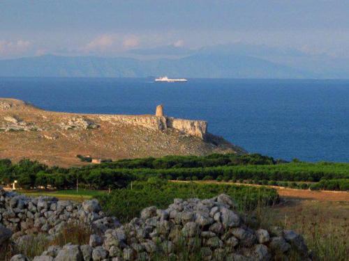 ein Schiff im Ozean auf einem Hügel mit Felsen in der Unterkunft Masseria Autigne in Otranto