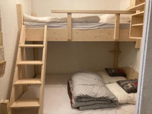 a room with two bunk beds and a bed at Orrianes 1650 in Les Orres
