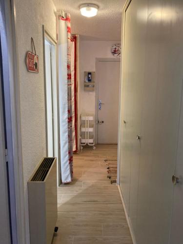 a hallway with a hallway leading to a room at Orrianes 1650 in Les Orres