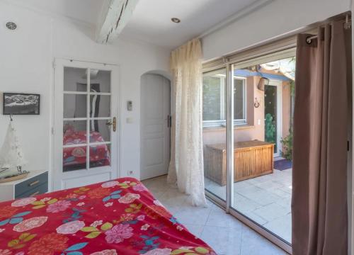a bedroom with a bed and a bathroom with a tub at Chambre dans charmant Cottage dans résidence agréable in Grasse
