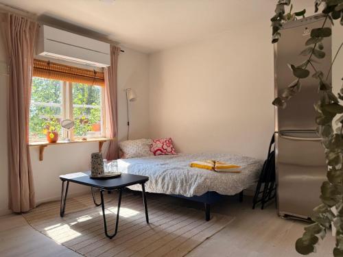 a small bedroom with a bed and a table at Tiny house at Enhrna in Enhörna