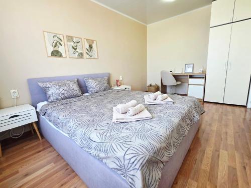 ein Schlafzimmer mit einem Bett, auf dem zwei Handtücher liegen in der Unterkunft Flyspot Apartment in Sofia