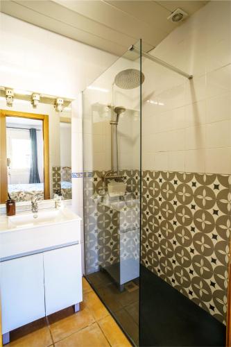 a bathroom with a sink and a shower at Casa Tati Strand in Sant Pere Pescador