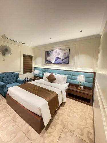 a large bedroom with a large bed and a couch at Grand Hotel & Spa Bac Ninh in Ðồng Ky