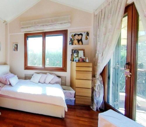 a bedroom with a bed and a window at Ta'Casa in Xàtiva