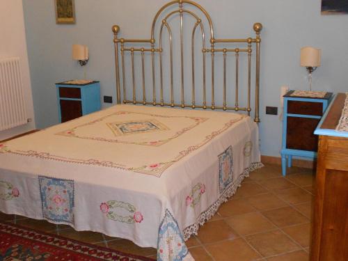 パチェーコにあるSicilianhouseのベッドルーム1室(ベッド1台、ナイトスタンド2台付)