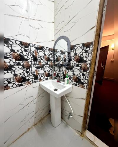 a bathroom with a sink and a mirror at Kepchaki Stay in Takdāh