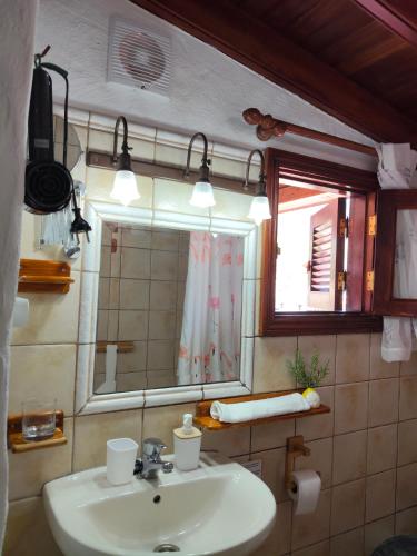 a bathroom with a sink and a mirror at Casita Roque Nublo in Tejeda