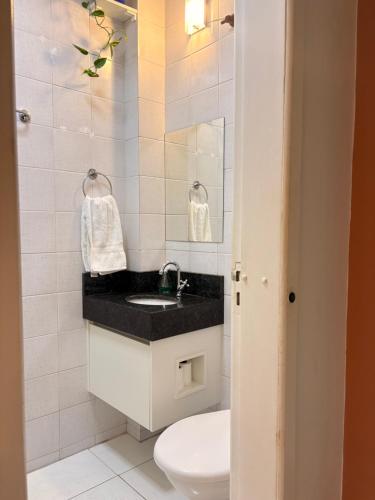 a bathroom with a sink and a toilet at Ap 2 Quartos em Caiobá, garagem, Wi-Fi in Matinhos