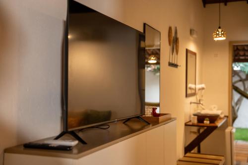 a large mirror on a wall in a room at Pousada Estação Cajueiro in São Miguel do Gostoso