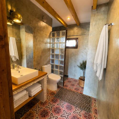 a bathroom with a sink and a toilet at Goodmuda in Grândola